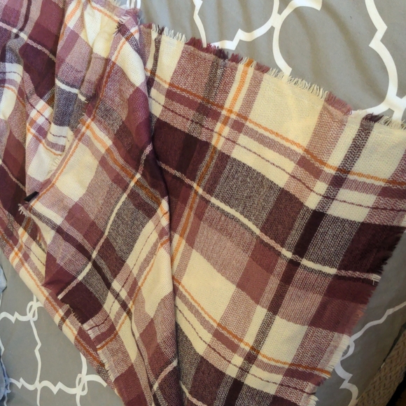 Burgundy and cream plaid scarf - Picture 2 of 2